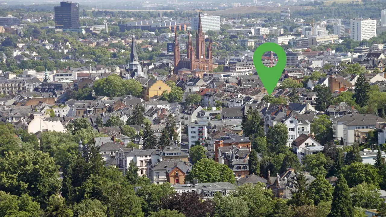 Stadtansicht Wiesbaden mit Wohngebäuden und Markierung