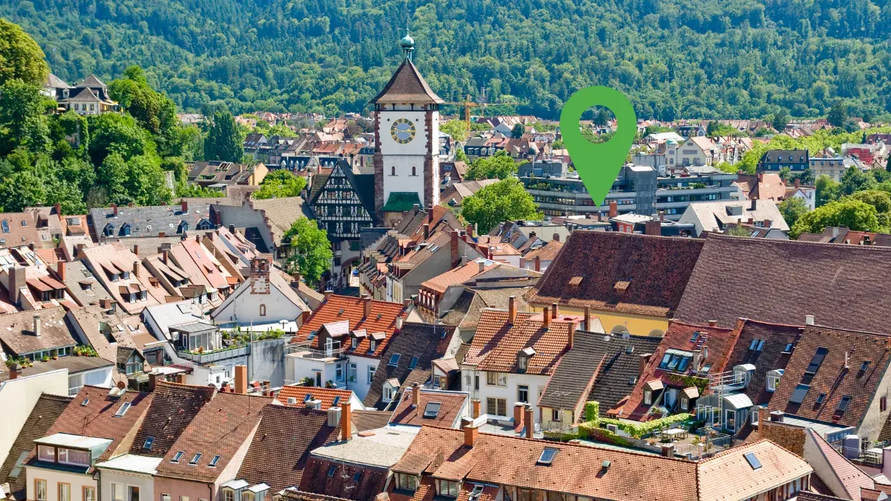 Blick auf Freiburg im Breisgau mit Altstadt und Martinstor bei Sonnenschein