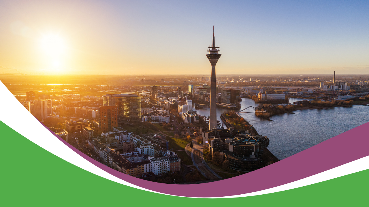 Panoramablick auf Düsseldorf mit Rheinturm und Rhein bei Sonnenuntergang