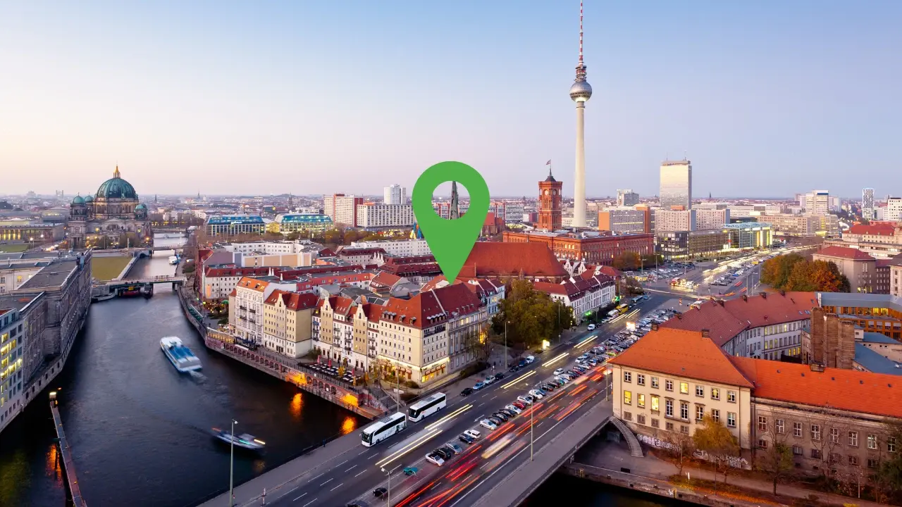Blick auf die Innenstadt mit Spree und Fernsehturm